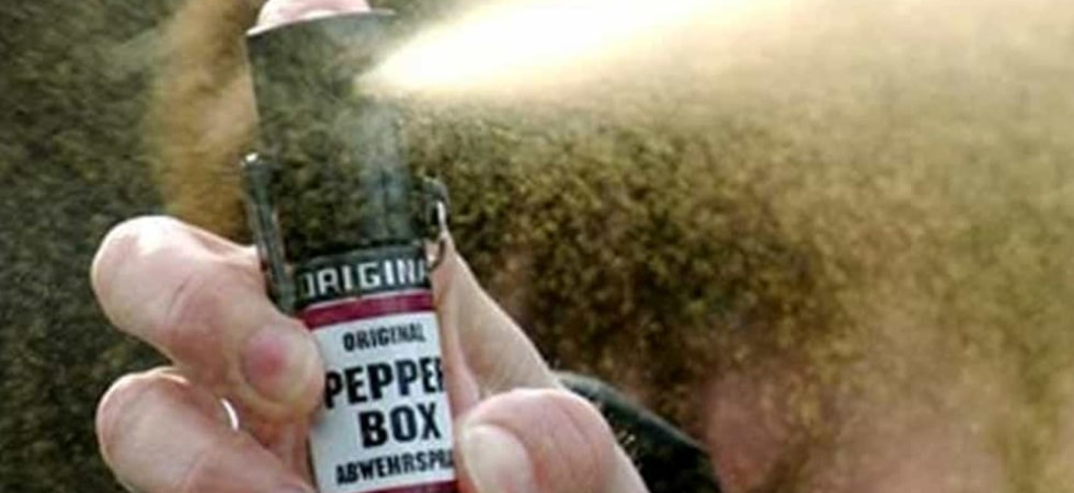 Entra in un locale e aggredisce con lo spray al peperoncino la barista